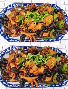 家常木耳炒鸡肉的做法_木耳拌粉炒鸡肉，鲜香入味家常菜