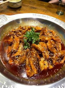 家常王婆大虾做法_剪须去虾线，酱料炖煮入味