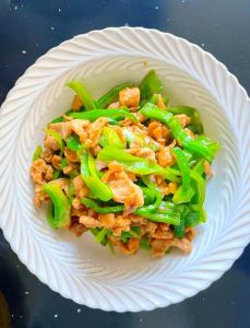 青椒小炒肉的做法_青椒小炒肉，腌炒秘诀大公开！