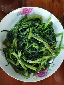 腐乳炒空心菜的做法_腐乳炒空心菜，手掐段，酱香清淡可配饭