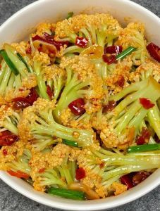 干炒有机菜花的做法_有机菜花脆嫩爽口，干炒蒜末辣椒，鲜香下饭！