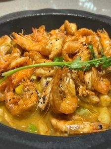 王婆虾的家常做法_去虾线腌制，葱姜蒜煸香，酱油糖调味，拌饭绝配！