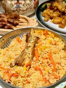 新疆手抓饭的做法_羊排胡萝卜葡萄干，原味搭配做法