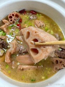 腊鸡焖藕的家常做法_腊鸡粉藕煲，家乡味道香浓美