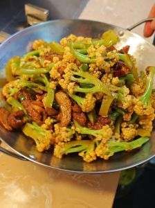 干锅炒菜花的家常做法_家常干锅菜花，做法简单美味！