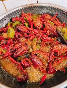 盱眙小龙虾做法_蒜蓉香辣，家常美味！