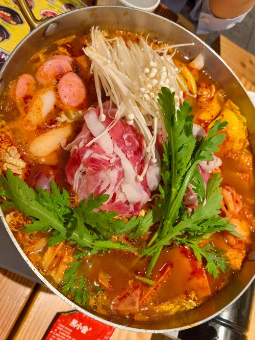 韩国部队火锅的做法_微辣甜香,暖心暖胃 韩国部队火锅的做法_微辣甜香,暖心暖胃