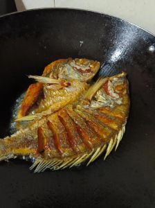 自制烤鱼的家常做法_清洗腌制烤，超入味！