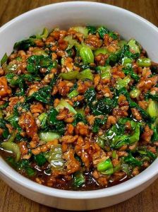 白灼小油菜的家常做法_小油菜清洗去农药，焯水加盐油，调味汁蒸鱼豉油蚝油，葱姜丝淋热油增香