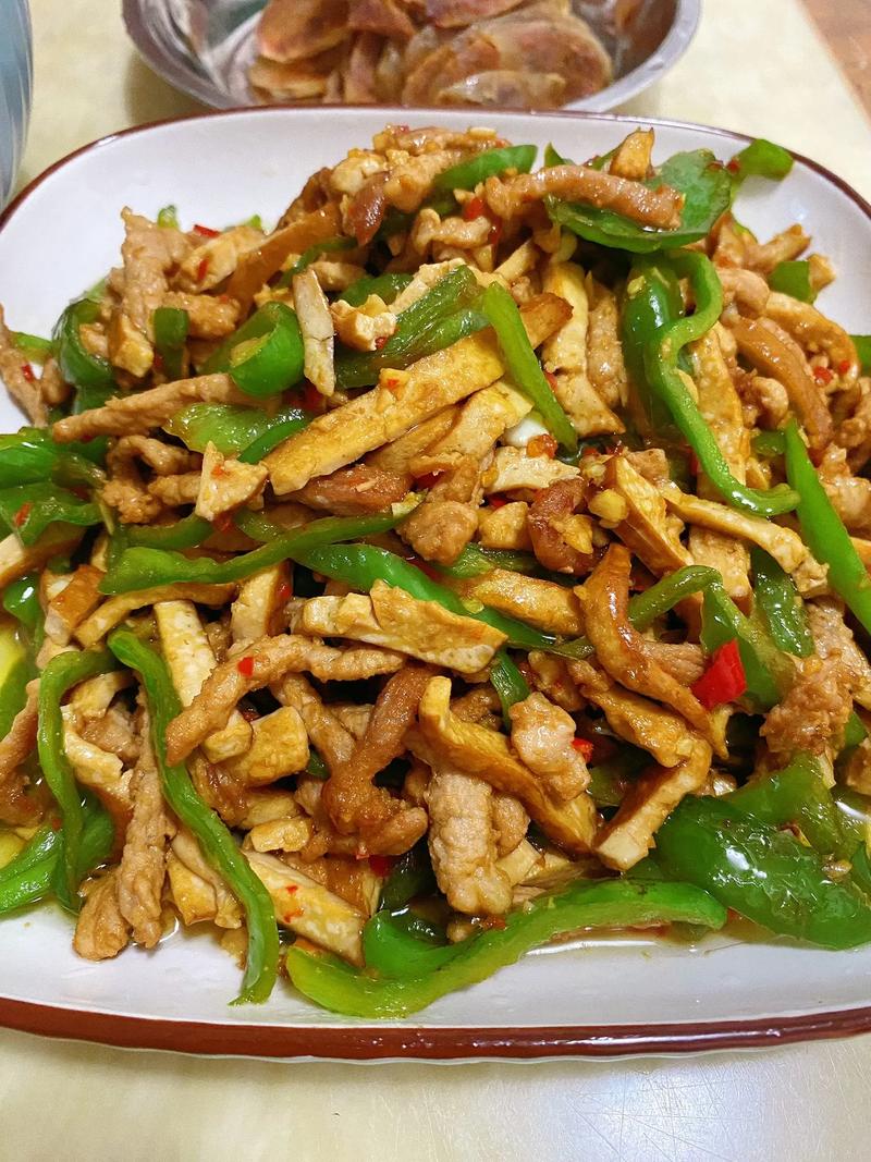 尖椒干豆腐炒肉的做法_尖椒干豆腐炒肉，细嫩入味，家常美味！