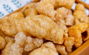 干炸肉皮的做法大全_预处理+三步控油温