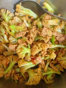 菜花炒肉的家常做法_菜花炒肉，营养美味家常菜