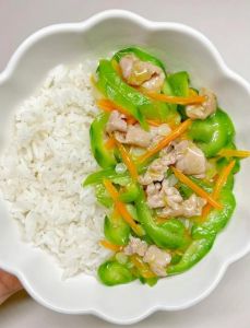 丝瓜炒肉的家常做法_丝瓜炒肉，鲜香下饭，快试试！