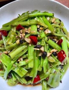 爆炒空心菜的家常做法_空心菜炒菜梗菜叶，香辣爽口快又好！