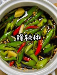 腌青辣椒制作方法_酸辣腌青辣椒，在家做饭店味