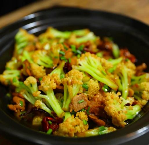 干锅花菜的家常做法_干煸花菜配五花肉,砂锅香辣味美 干锅花菜的家常做法_干煸花菜配五花肉,砂锅香辣味美