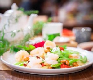 腰果芹菜虾仁的做法家常菜_虾仁芹菜腰果炒，鲜嫩脆香营养好！