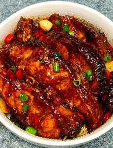 鱼块先炸后炖的做法_炸鱼块裹粉酥脆，炖鱼汤底醇厚，做法多样美味