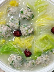 白菜丸子汤家常做法_冬日暖身，做法简单又暖心