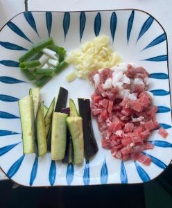 茄子揉揉的做法_盐搓茄子裹面粉，炸出外酥里嫩少吸油