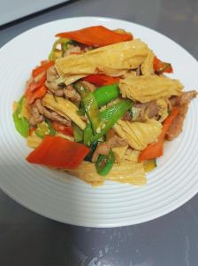 腐竹炒肉的正宗做法_腐竹肉片木耳炒，鲜香下饭