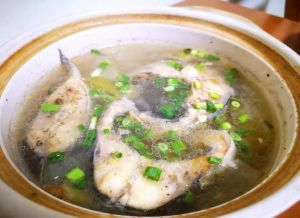 清汤鱼的家常做法_去腥防粘锅，简单营养家常菜