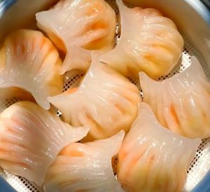 水晶虾仁饺的正宗做法_水晶肴肉咕噜肉虾仁饺，三道美味在家做！