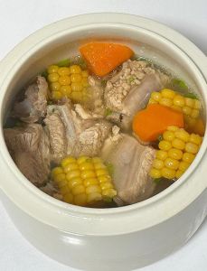 玉米炖大骨头的做法步骤_排骨玉米炖着香，选对食材做法妙