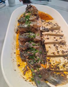 油泼鲽鱼的家常做法_鲽鱼营养高，蒸着吃最鲜美！