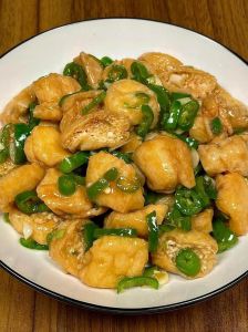 青椒豆腐最简单做法_不粘锅煎豆腐，外焦里嫩配青椒