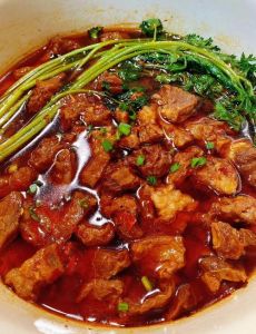 牛腩红烧做法大全家常_选料预处理炖至软烂