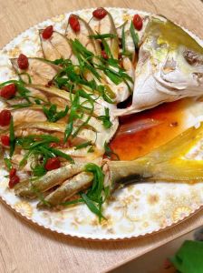 清蒸鲳鱼的家常做法_鲳鱼清蒸鲜嫩少刺，简单美味