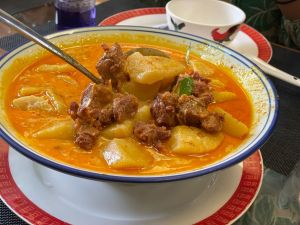 正宗咖喱炖牛肉做法_焯水慢炖加土豆胡萝卜