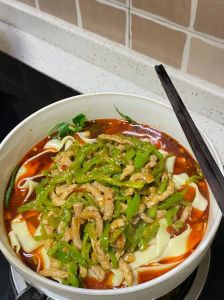 家常青椒肉丝面的做法_鲜香爽脆，嫩滑劲道！