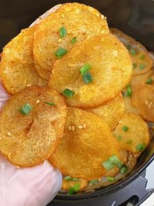 油炸土豆片酥脆方法_选对土豆，盐水焯，吸油纸，加调料！