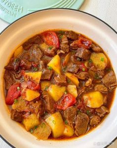 番茄水煮牛肉家常做法_番茄水煮牛肉，酸甜鲜嫩，在家轻松做！