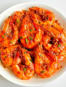 家庭油焖大虾的做法_香辣蒜蓉虾，鲜嫩入味，做法简单！