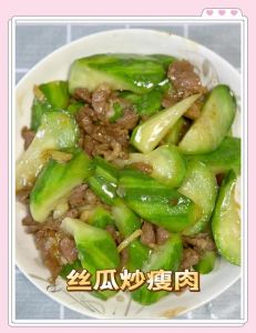 清炒丝瓜家常的做法_硬挺带绒毛丝瓜，快炒蒜末加点水，鲜嫩又营养！