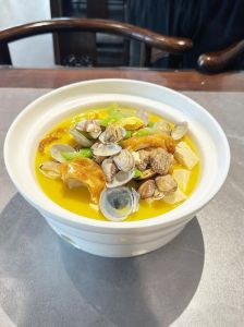 花甲丝瓜豆腐汤的家常做法_丝瓜花甲豆腐汤，鲜嫩可口，做法简单