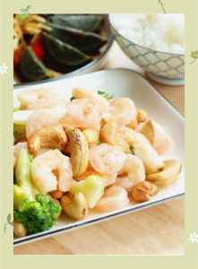 黄瓜胡萝卜炒虾仁叫什么菜名_黄瓜胡萝卜虾仁，三色鲜香，家常美味！