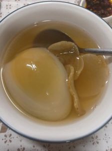 鹅蛋煮熟是什么颜色_鹅蛋煮熟后蛋白变白蛋黄紧实，颜色受烹饪和饲料影响