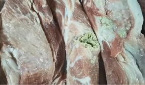 肉变质了是什么样子的_新鲜肉变红发臭？快扔掉别吃！