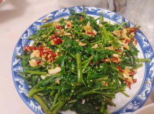 空心菜下锅前要焯水吗_焯水空心菜去草酸，绿叶翠绿营养高！