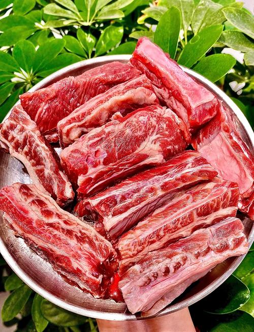 牛腩是在牛肋条上吗_牛腩炖煮软烂香，肋条烤制嚼劲足