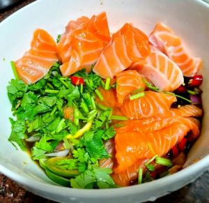 三文鱼芥末蘸汁怎么调_芥末酱油三文鱼蘸汁，酸辣开胃增风味！