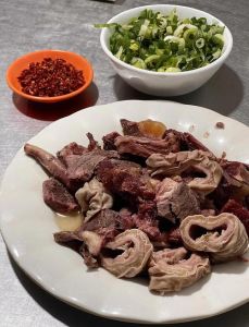 驴肉和葱能一起吃吗_驴肉不配葱，巧用辅料更鲜美
