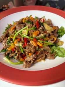 炒牛肉哪个部位最嫩_牛肉嫩部位怎么挑？牛里脊最鲜嫩！