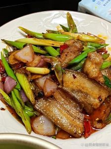 回锅肉是带皮五花肉吗_川菜经典，带皮五花肉的美味做法