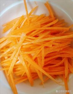 红萝卜怎么切成丝_巧手切出均匀胡萝卜丝