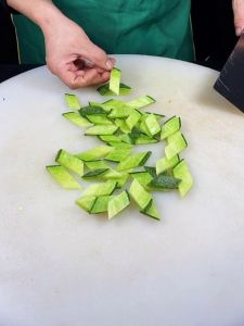 红萝卜菱形片怎么切_清洗红萝卜，斜切菱形片，快熟又营养